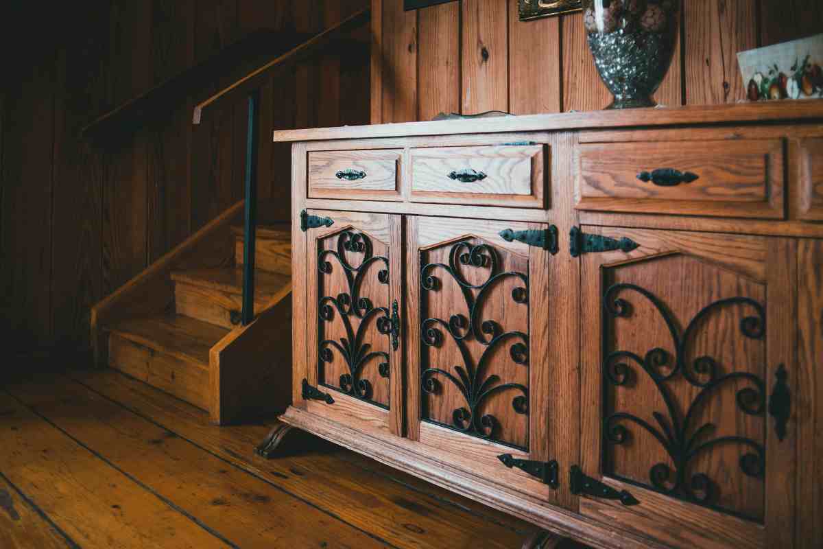 10. Mostenirea stilului brancovenesc in arhitectura contemporana_Corp de mobilier din lemn masiv, hol, scara